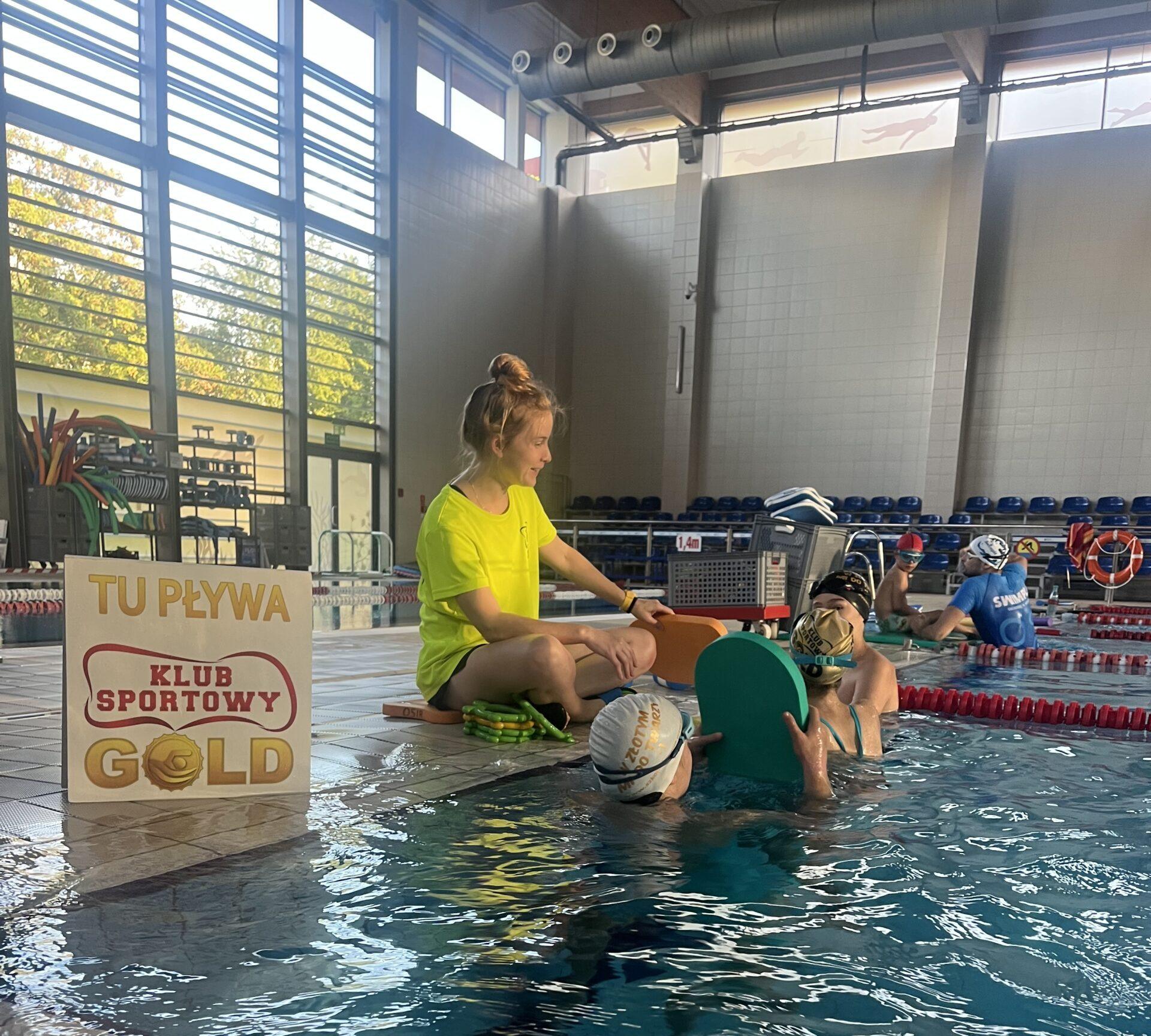 Trener w basenie z dziećmi.