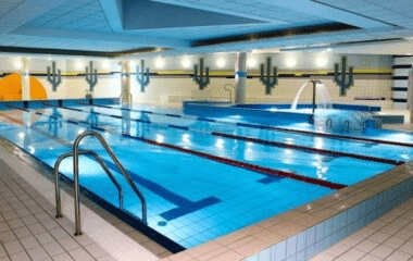 Basen z atrakcjami wodnymi i kolorami.