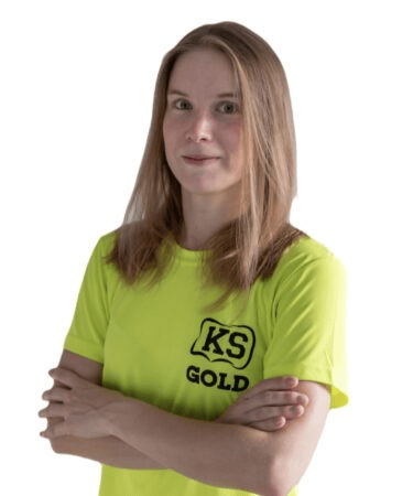 Kobieta w żółtej koszulce z logo.