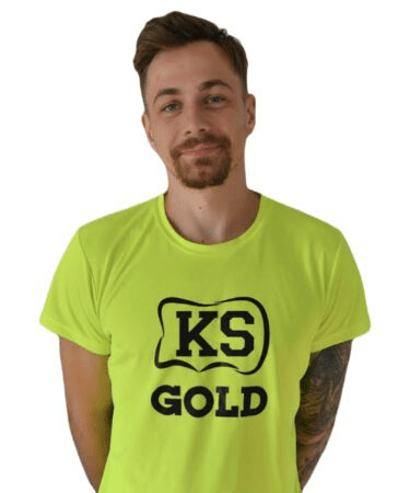 Mężczyzna w żółtej koszulce.