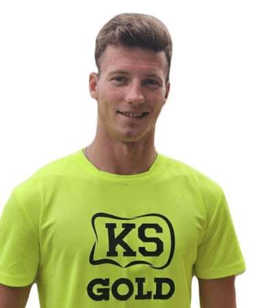 Mężczyzna w żółtej koszulce.