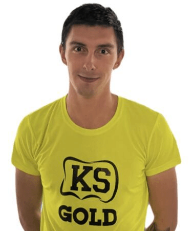 Mężczyzna w żółtej koszulce.