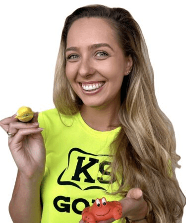 Kobieta z zabawkami w rękach.