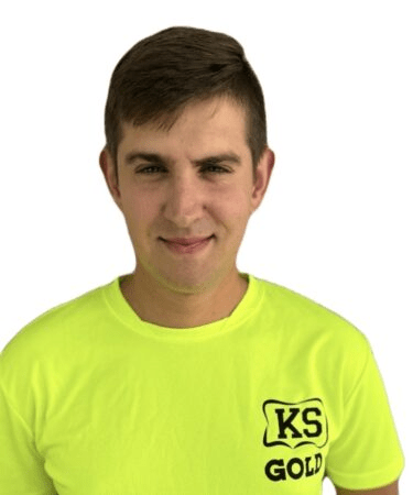 Mężczyzna w jaskrawej koszulce.