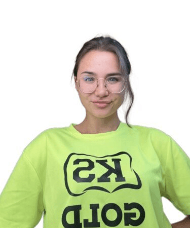 Kobieta w jaskrawej koszulce.