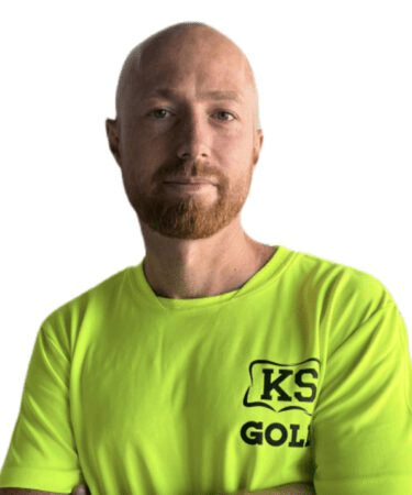 Mężczyzna z krótko ostrzyżonymi włosami.