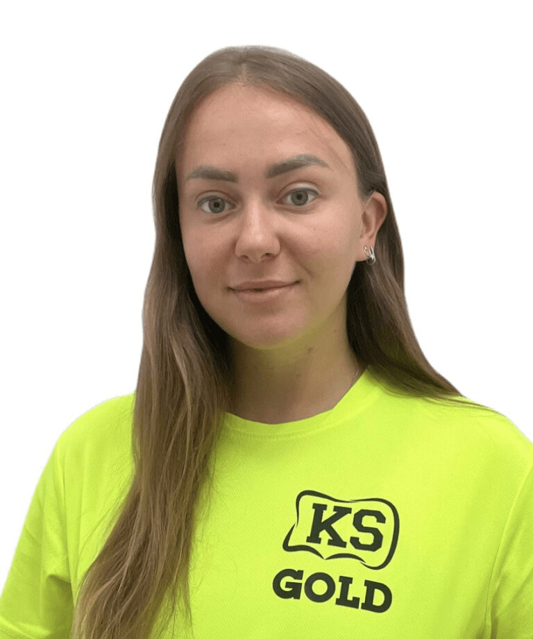 Kobieta z długimi włosami w koszulce.