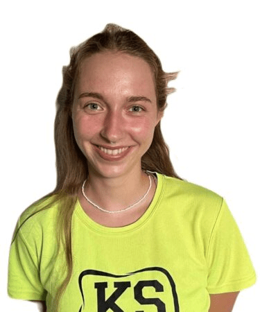 Kobieta z falującymi włosami w koszulce.