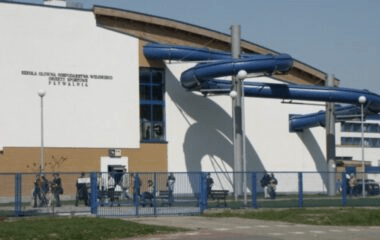 Budynek szkoły sportowej z zewnątrz.