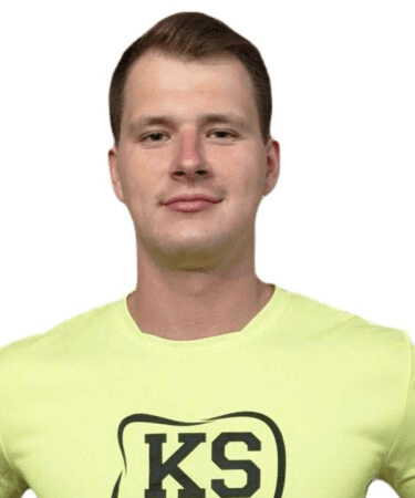 Mężczyzna w żółtej koszulce.