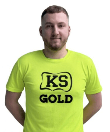 Mężczyzna w żółtej koszulce z napisem.