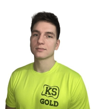 Mężczyzna w żółtej koszulce z napisem.