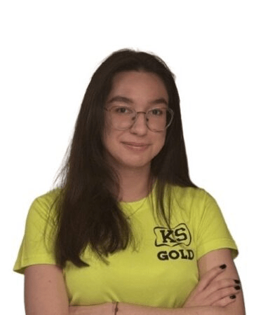 Kobieta w żółtej koszulce.