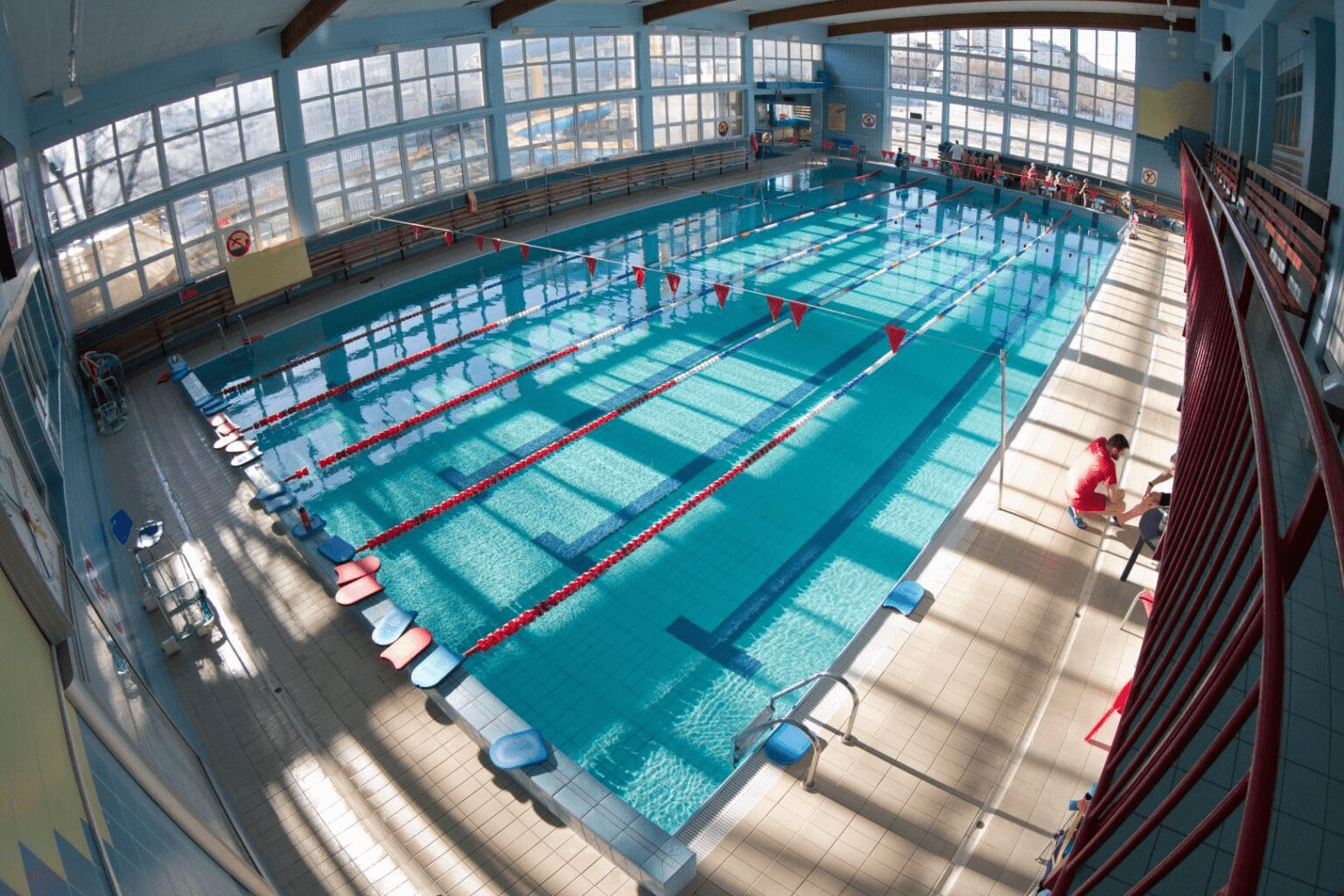 Pływalnia z jasnym oświetleniem.