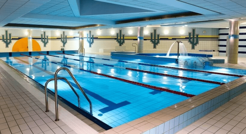 Nowoczesny basen z niebieską wodą