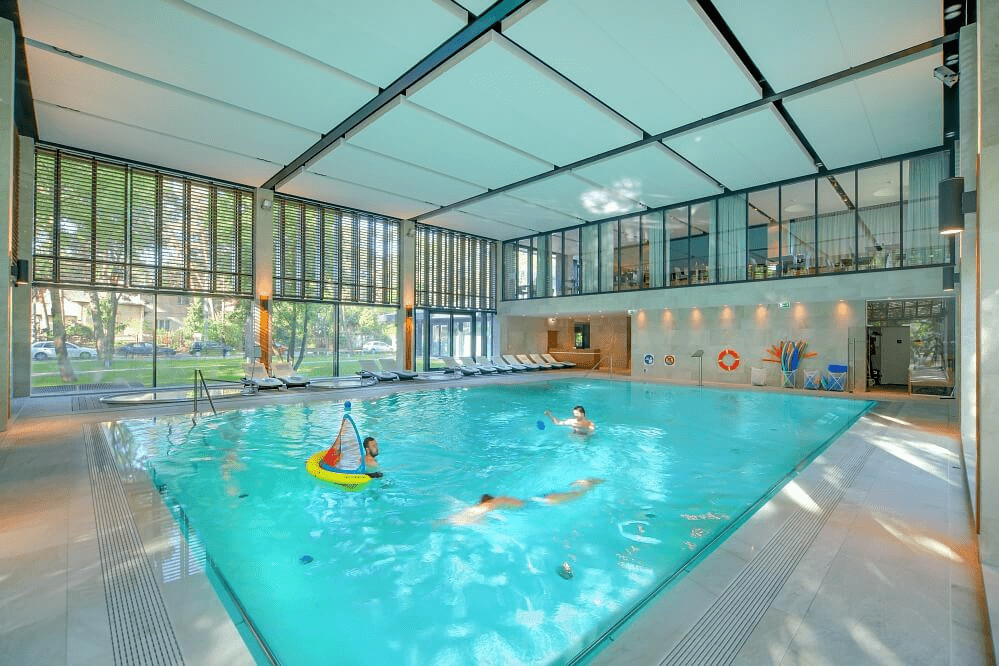 Basen z ludźmi w wodzie.