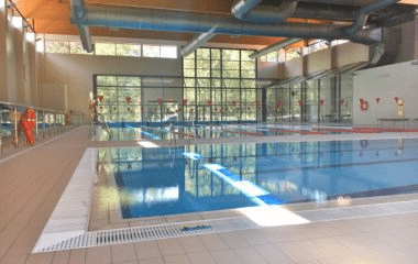 Basen z naturalnym światłem i ratownikami.