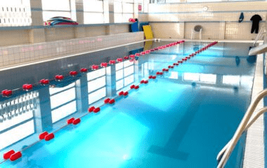 Czysta woda w basenie z torami.