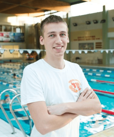 Młody mężczyzna w białej koszulce.