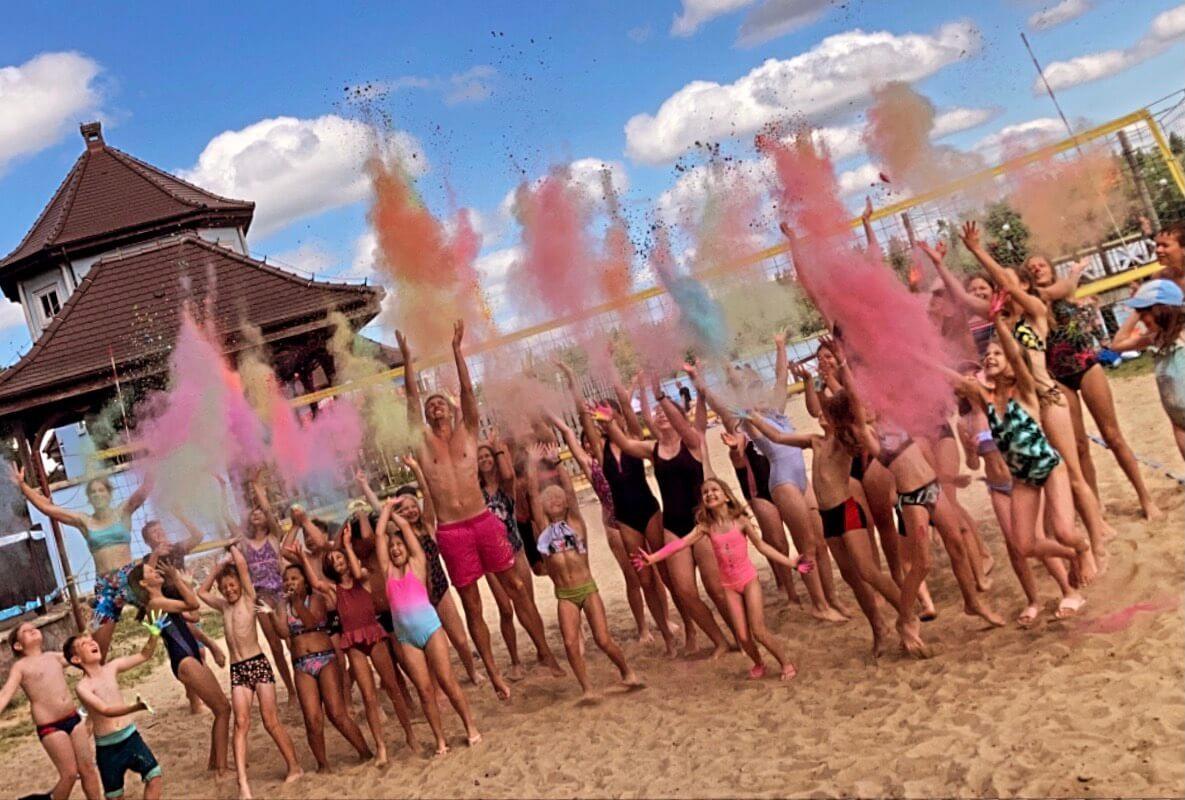 Dzieci bawią się kolorowym proszkiem.