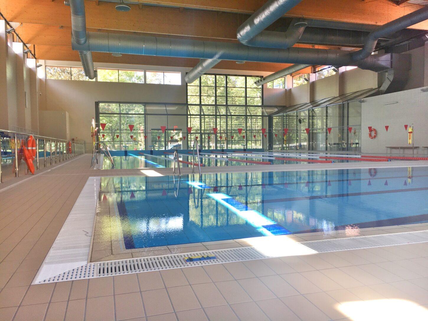 Nowoczesny basen z dużymi oknami.