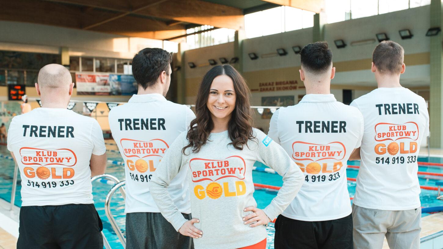 Trenerzy w klubie sportowym Gold.