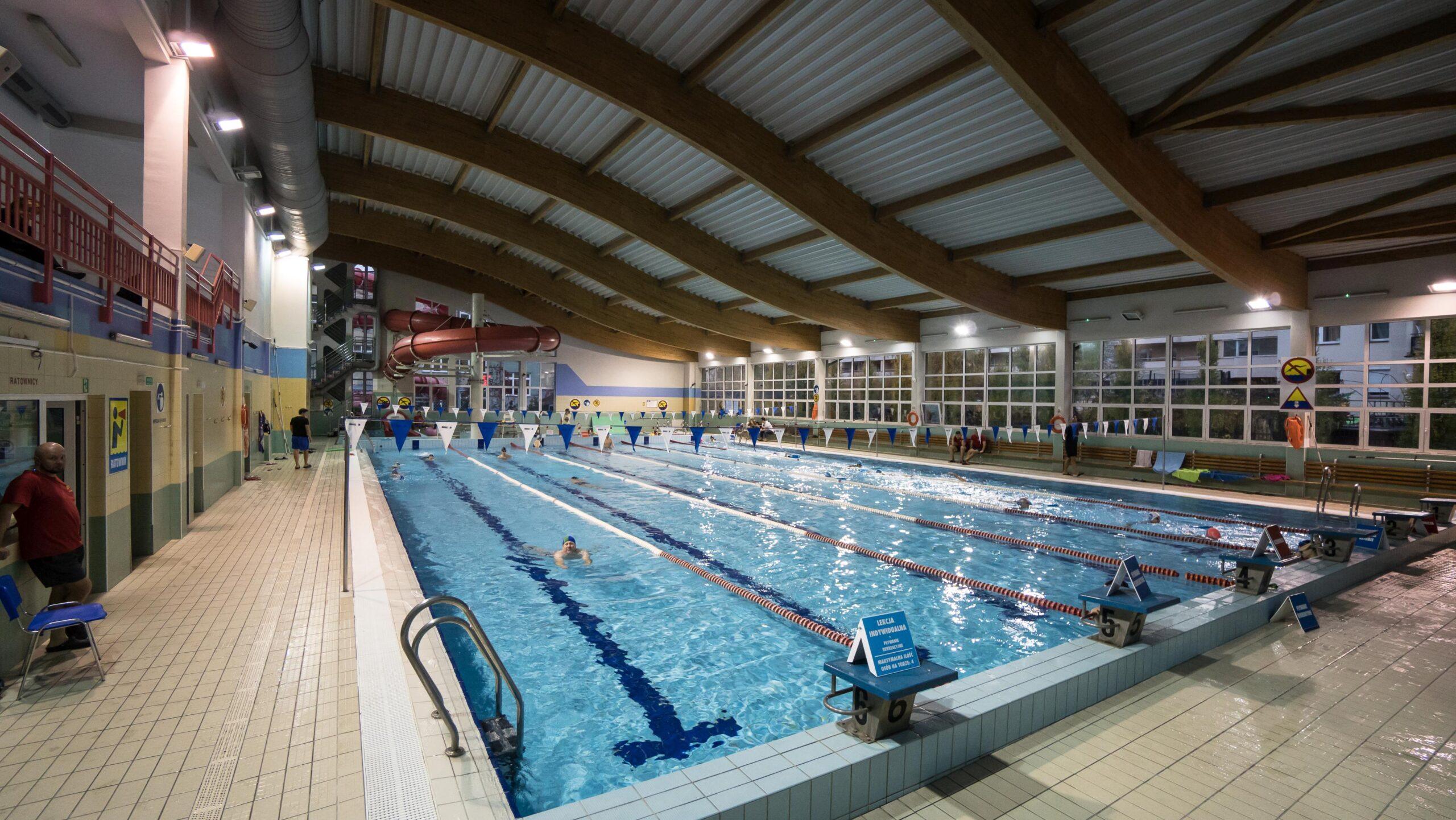 Widok na basen z torami pływackimi.