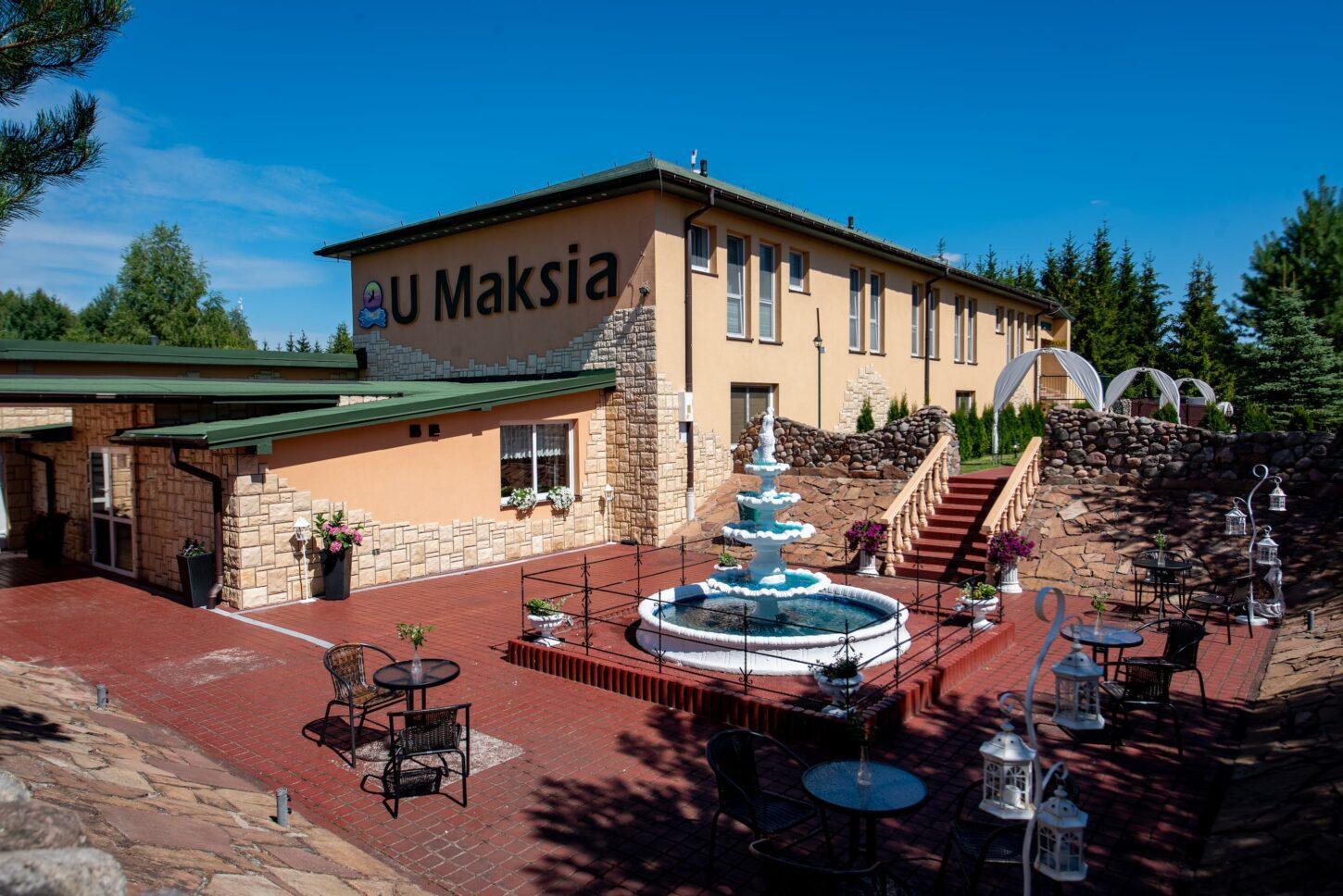 Budynek z fontanną i tarasem.