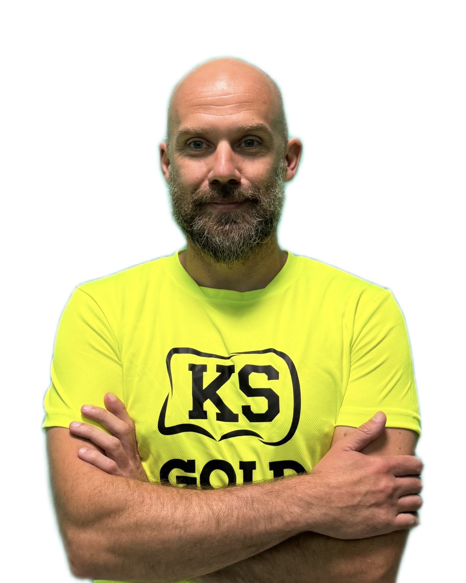 Mężczyzna z założonymi rękami w koszulce.