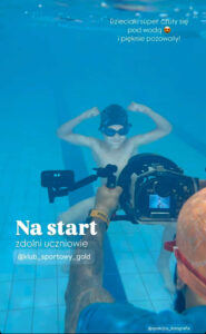 Dzieci pływają pod wodą, pozują.