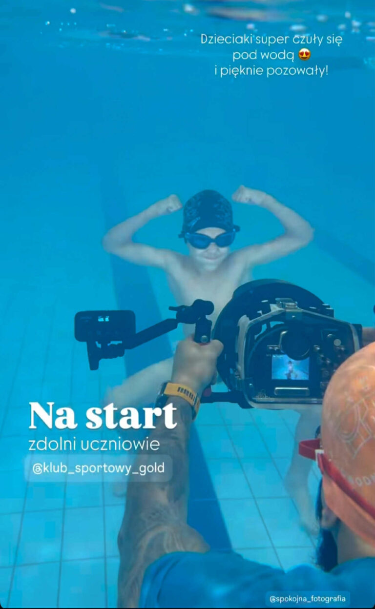 Dzieci pływają pod wodą, pozują.
