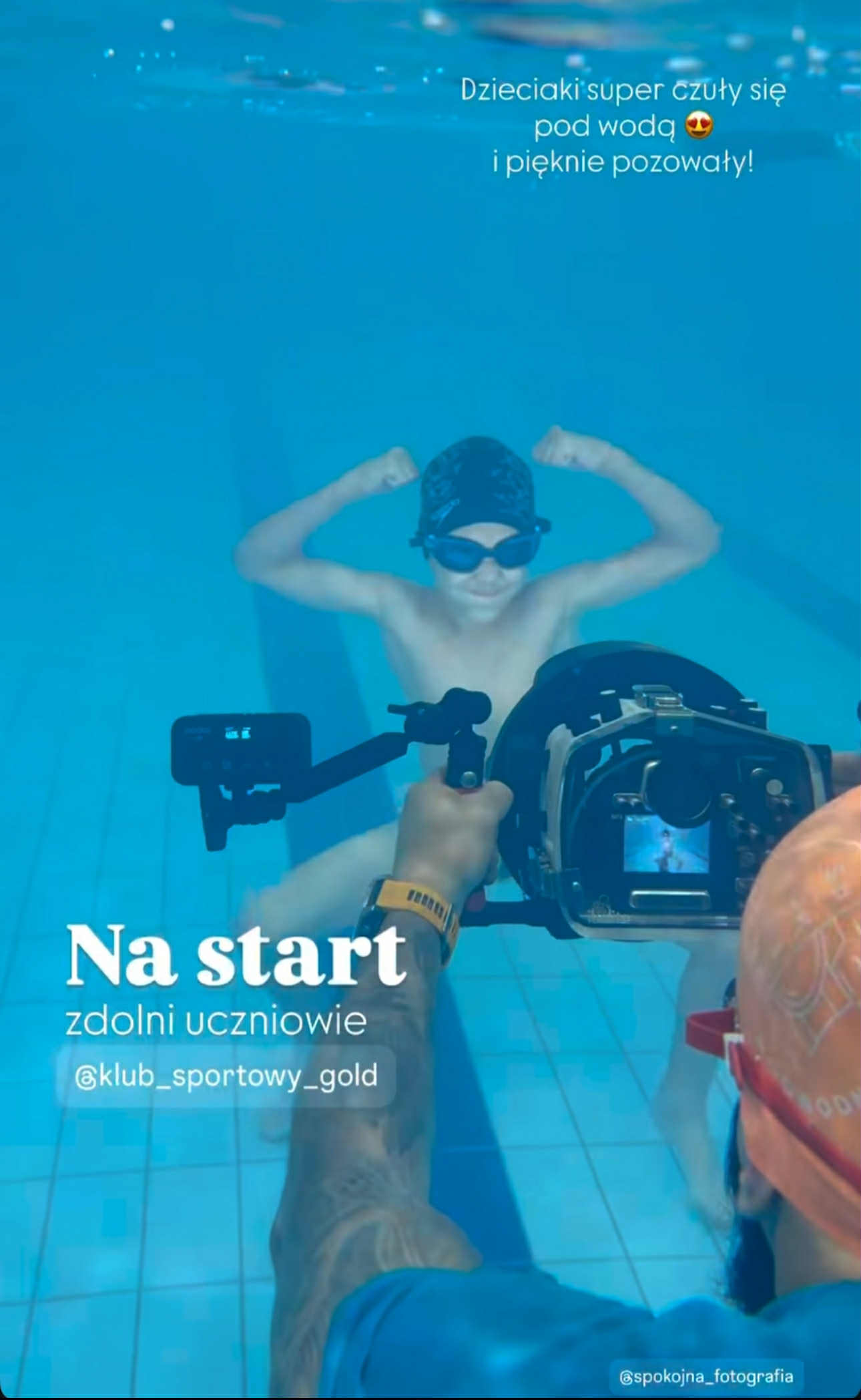 Dzieci pływają pod wodą, pozują.